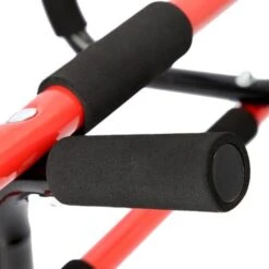 HMS Fitness DD12 Multifunktionales Türreck (Klimmzugstange) Schwarz/rot 16 HMS Fitness DD12 Multifunktionales Türreck (Klimmzugstange) Schwarz/rot -Tnt Champion Geschaft HMS DD12 Tuerreck 17 45 022 6 600x600 1