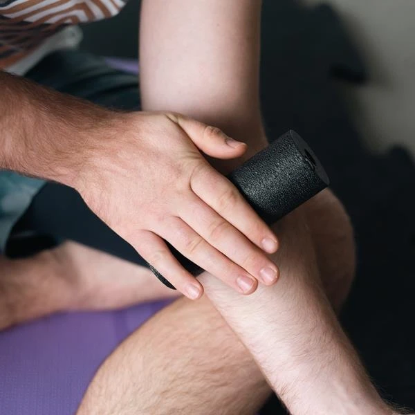 HMS Fitness Massagerolle FS116 15cm (EPP, Für Ganzkörpertraining) Schwarz - 1 Stück 10 HMS Fitness Massagerolle FS116 15cm (EPP, Für Ganzkörpertraining) Schwarz - 1 Stück – Bild 8